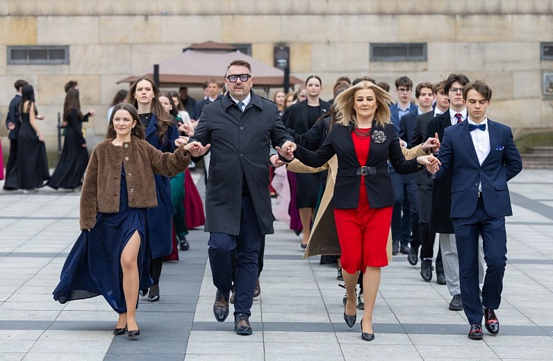 Polonez na Placu Chrobrego – maturzyści zatańczyli z prezydentem