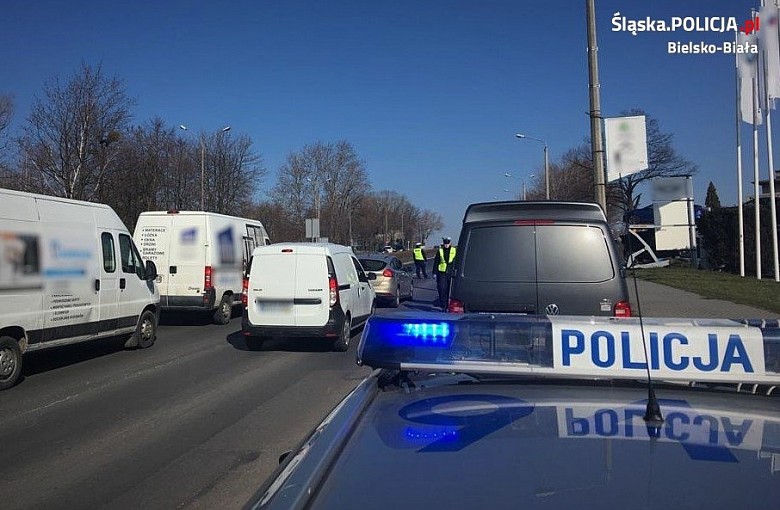 Bielsko-Biała: Policjanci i żołnierze kontrolują przestrzeganie nowego prawa