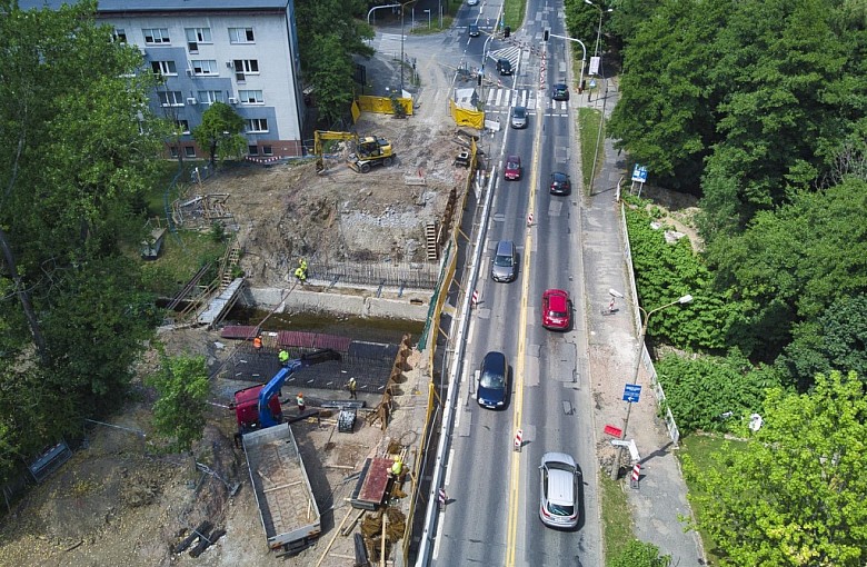 Budowa mostu nad potokiem Starobielskim