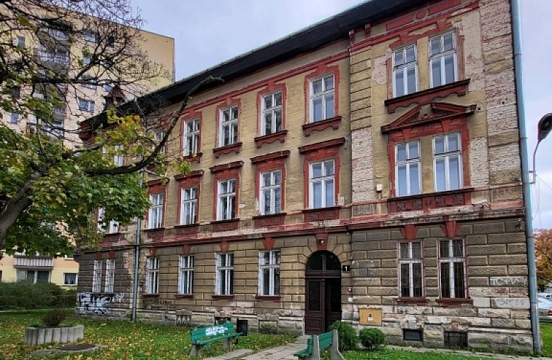 Kamienica przy Sempołowskiej niszczeje. Miasto chce ją sprzedać, remont kosztowałby ponad 6 mln zł