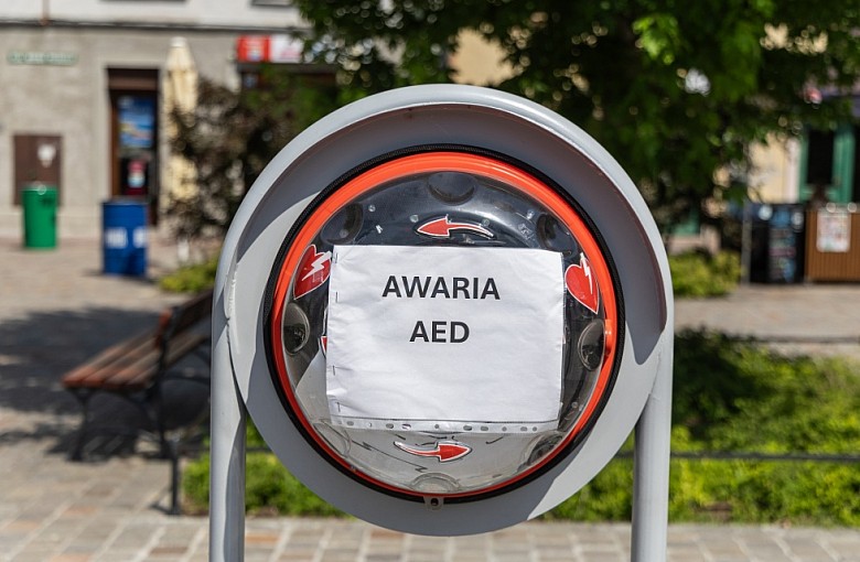 toś otworzył defibrylator „dla zabawy”? Urządzenie wyłączone na tygodnie