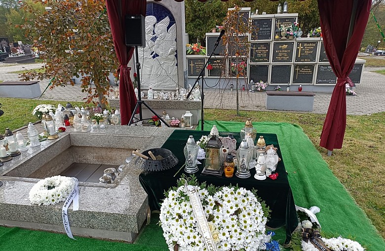 Pamięci dzieci utraconych. Pochowano 7 urn z popiołami dzieci nienarodzonych