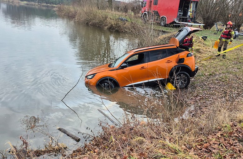 27-letni mężczyzna kierujący samochodem osobowym marki Peugeot wjechał do stawu
