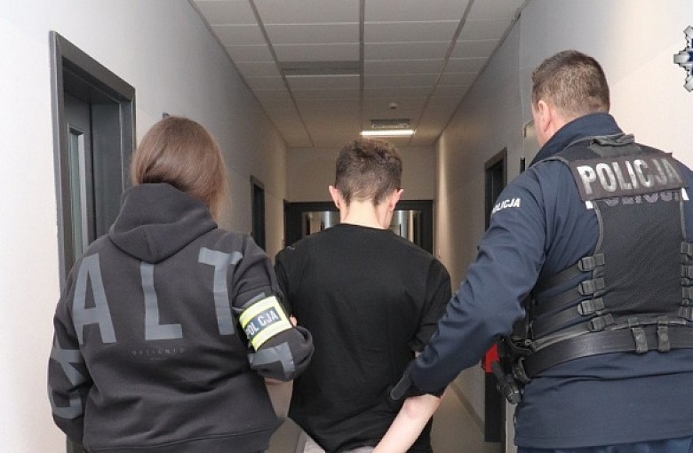 Bielsko-Biała. Kopnął drzwi po flaszkę, wyszedł w kajdankach