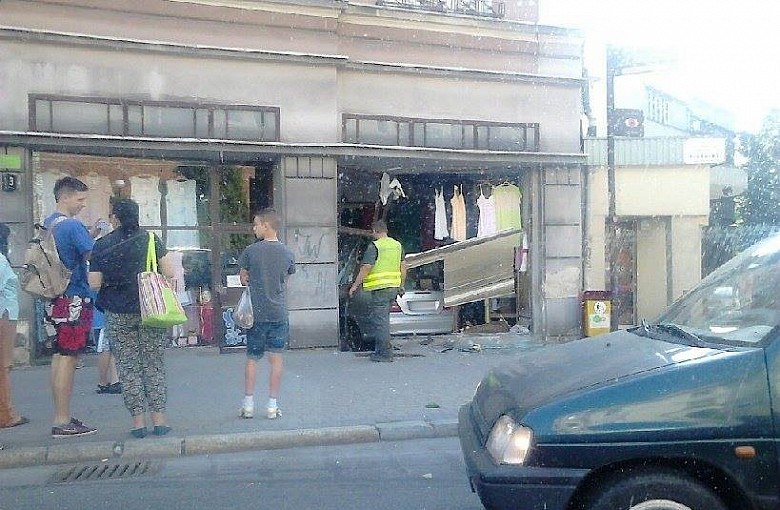 Wjechał samochodem do sklepu