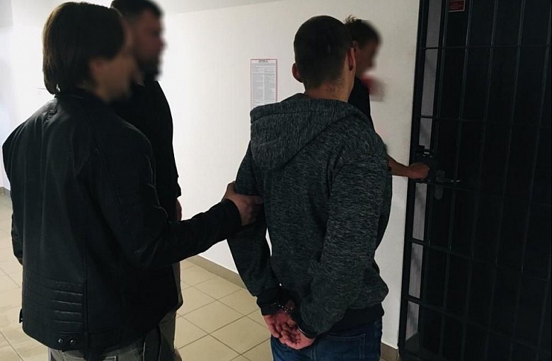 Napadł na kobietę na przystanku autobusowym. Był poszukiwany przez sąd