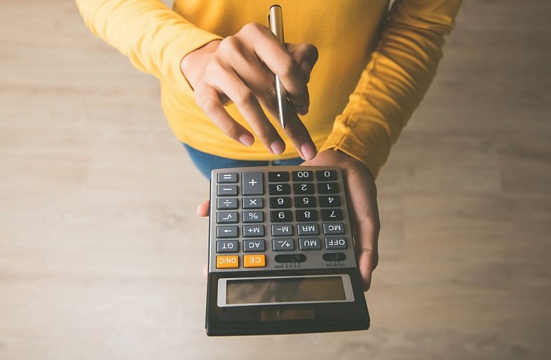 Koszty internetowych pożyczek na raty. Czy to się opłaca?