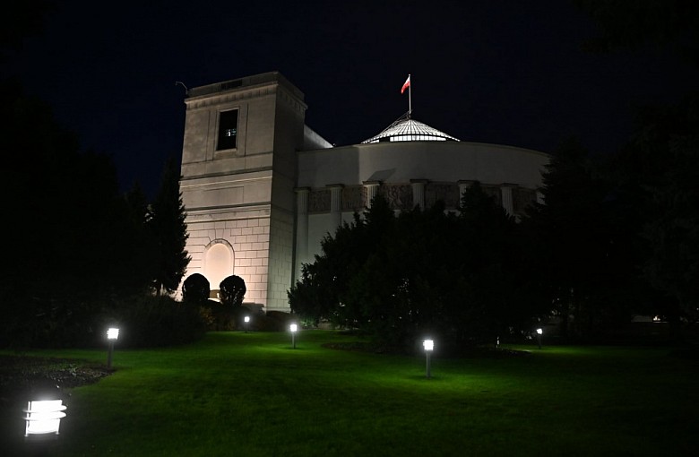 Sejm za dodatkami dla medyków i prawem do odmowy sprzedaży osobom bez maseczek