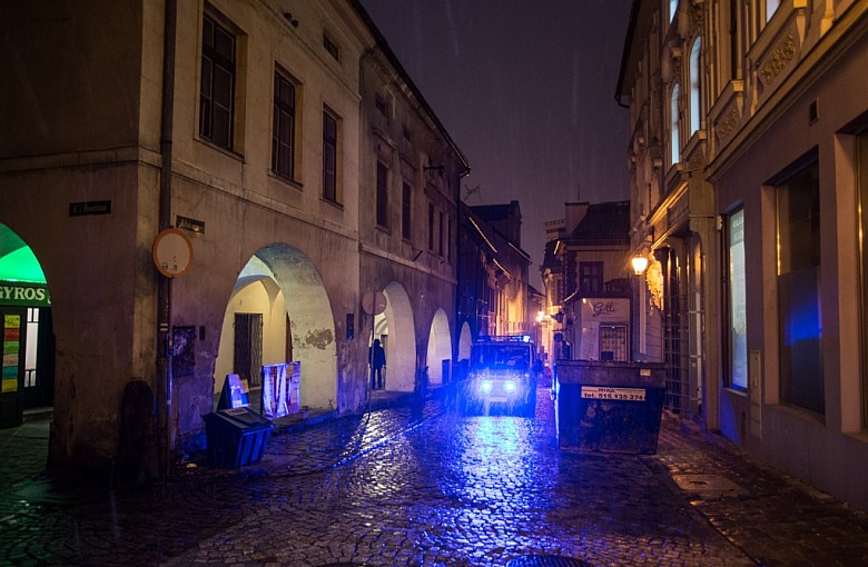Spadający tynk i cegłówki na Podcieniach