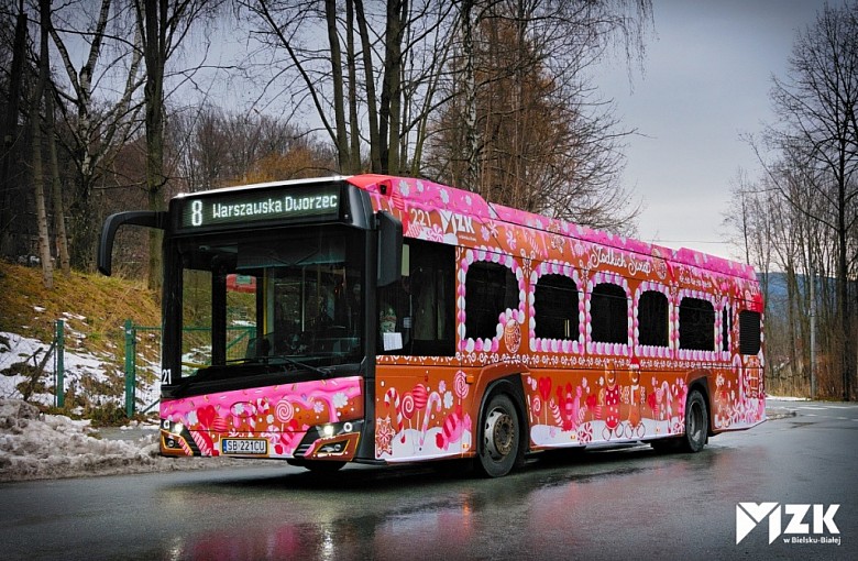 Świąteczny autobus MZK na ulicach Bielska-Białej