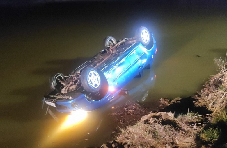 Auto wpadło do stawu w Bestwinie! Cztery osoby w środku