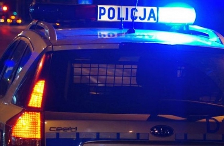 „To moje miejsce od lat”. 72-latek staranował zaparkowany samochód na osiedlu