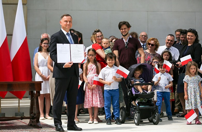 Prezydent podpisał projekt zmiany konstytucji. Chodzi o adopcję dzieci
