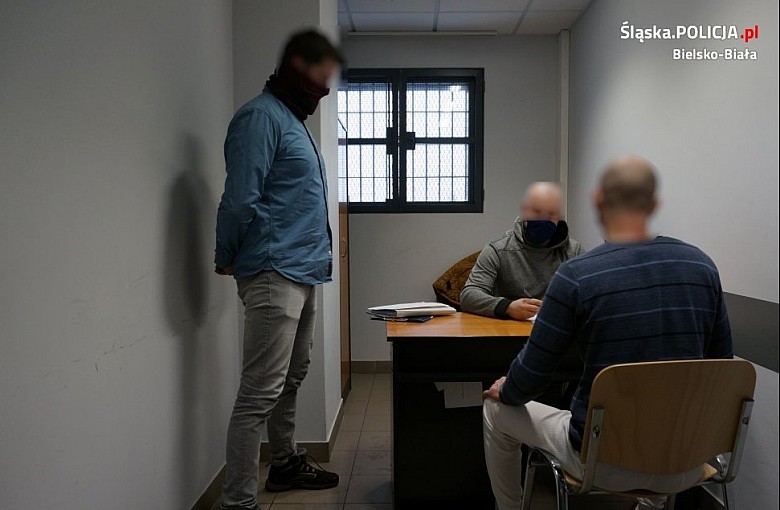 Policjanci zatrzymali wandala i jego "obrończynię"