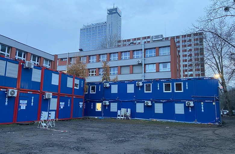 Ogrzewanie i izolacja kontenerów w okresie zimowym – jak zadbać o komfort termiczny pracowników na budowie?