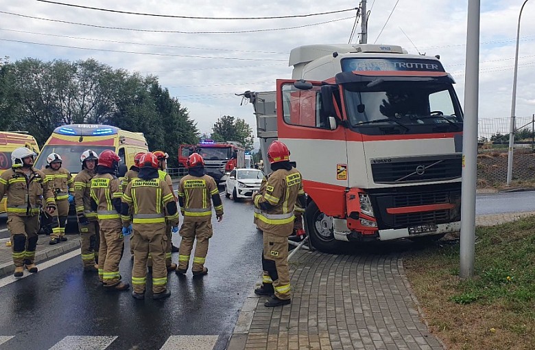 Zderzenie sześciu pojazdów w Bielsku-Białej. Kierowca ciężarówki trafił do szpitala