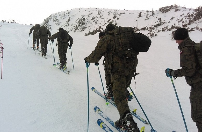 Spadochroniarze na nartach