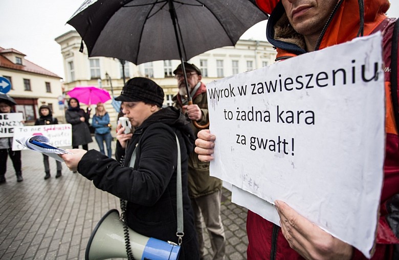 Protestują pod sądem