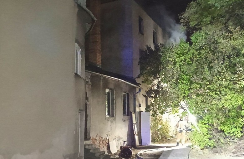Groźny pożar w Bielsku-Białej! Ogień objął poddasze budynku