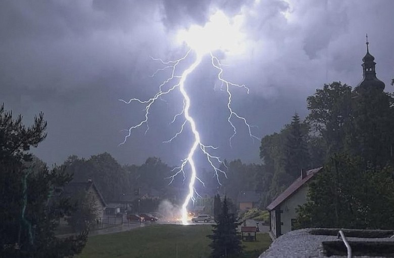 Nadciąga niebezpieczna noc! Burze i ulewy nad Powiatem Bielskim