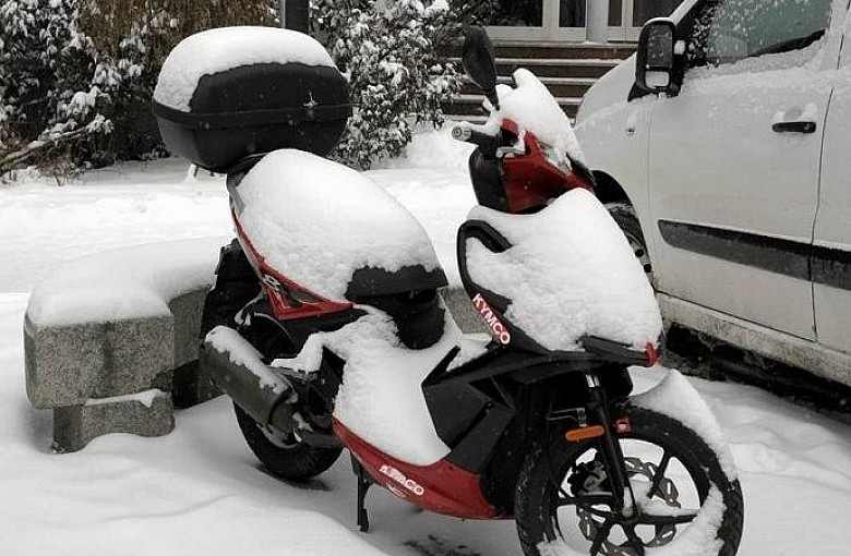 Na motorowerze w zimowych warunkach. Miał sądowy zakaz prowadzenia pojazdów