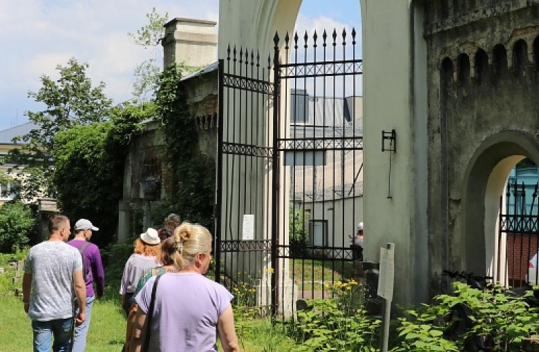 Zanim zapłoną światełka. Spacer po zabytkowych cmentarzach Bielska