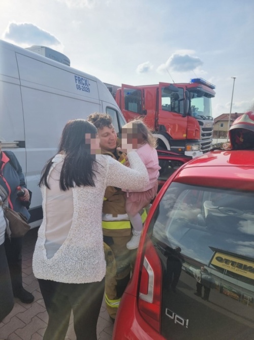 Dziecko zatrzaśnięte w aucie. Matce pomogli Strażacy