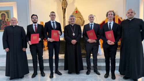 Nowi alumni w&nbsp;seminarium. Czterech mężczyzn odpowiedziało na głos powołania