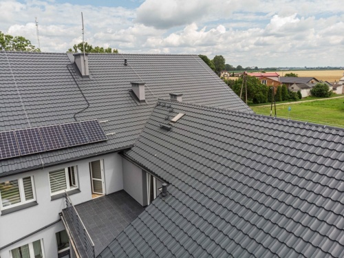 Blachodachówka modułowa –&nbsp;zalety, które przekonują inwestorów