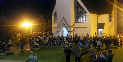 Biskup i&nbsp;księża otoczeni przez tłum. W&nbsp;Grojcu interweniowała policja