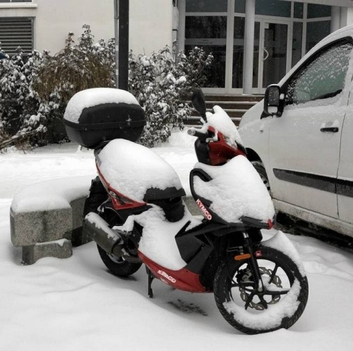 Na motorowerze w zimowych warunkach. Miał sądowy zakaz prowadzenia pojazdów